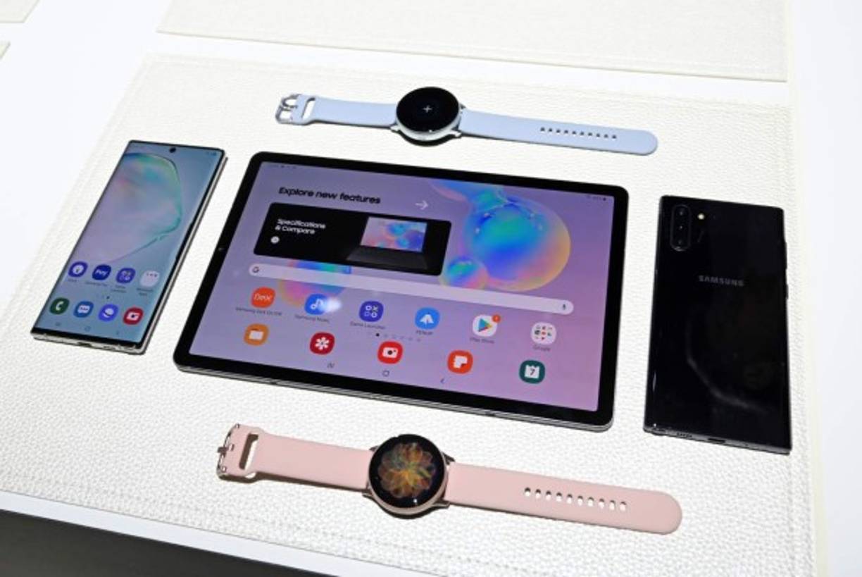 La punta de lanza de su innovación en los teléfonos inteligentes es la décima edición del Galaxy Note, que luce un acabado sofisticado, un diseño fino en una variedad de colores y, por primera vez en su gama, dos tamaños para su 'pantalla infinita': el 10 mide 6,3 pulgadas y el 10 Plus, 6,8 pulgadas.