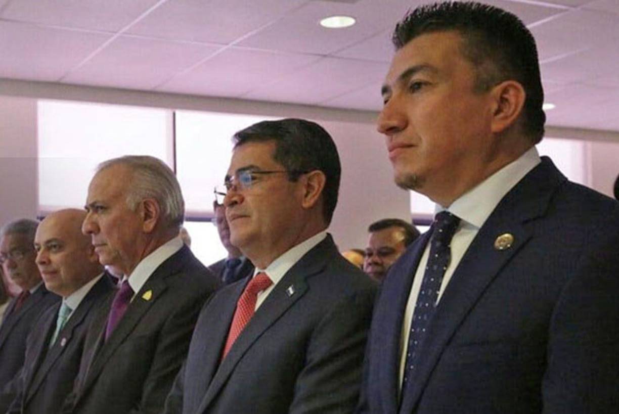 Fotografía muestra a Óscar Chinchilla a la par de Mauricio Oliva (expresidente del Congreso Nacional), Juan Orlando Hernández (expresidente de Honduras) y Rolando Argueta (expresidente del Poder Judicial). 