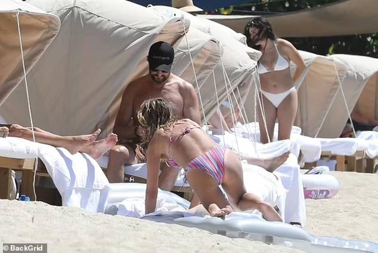 De acuerdo con información del Daily Mail, Josh Connor es director gerente y coadministrador de Oaktree Capital Group, y anteriormente trabajó en Barclays y Morgan Stanley. 