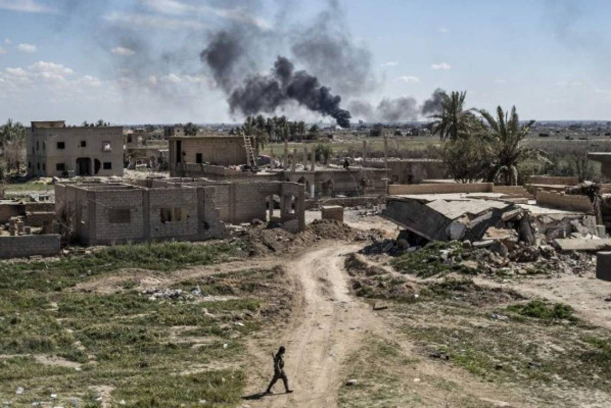 Las FSD decidieron lanzar el asalto definitivo sobre Al Baguz hace dos días después de la salida en las pasadas dos semanas de miles de civiles de la población, en su mayoría familiares de los combatientes, así como otros que estaban siendo retenidos por estos.