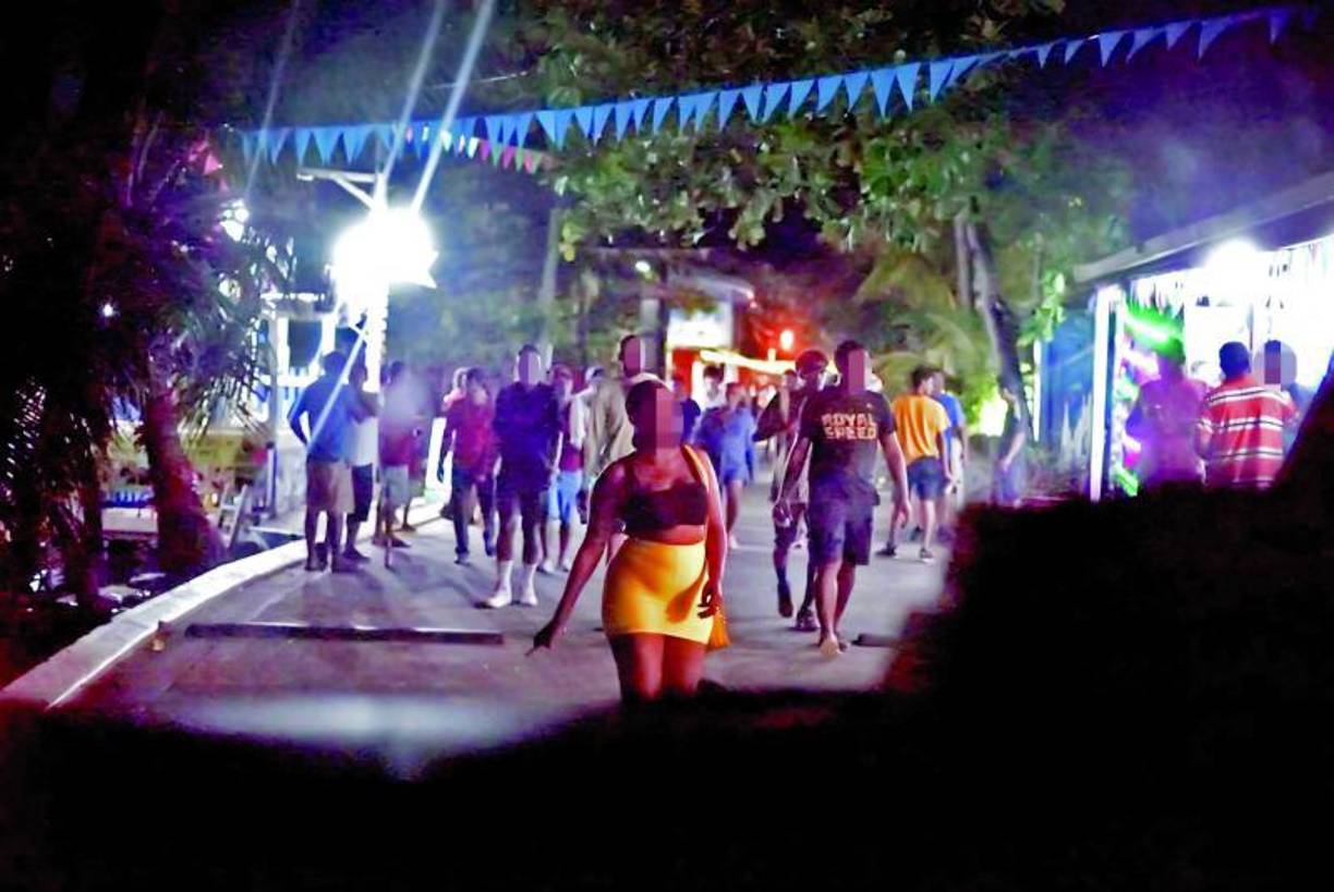 Un equipo de investigación de LA PRENSA Premium se sumergió en las noches de fiesta de Roatán, Islas de la Bahía, para evidenciar el turismo sexual mediante la negociación y contratación de mujeres que prestan el servicio a precios que van de 100 a 150 dólares por encuentro sexual.