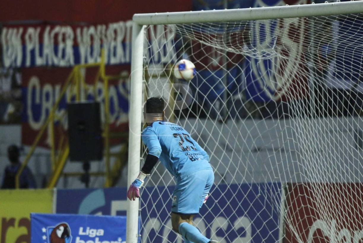 El portero Marlon Licona del Motagua solamente observó la manera en que la pelota se incrustó al fondo de las redes.