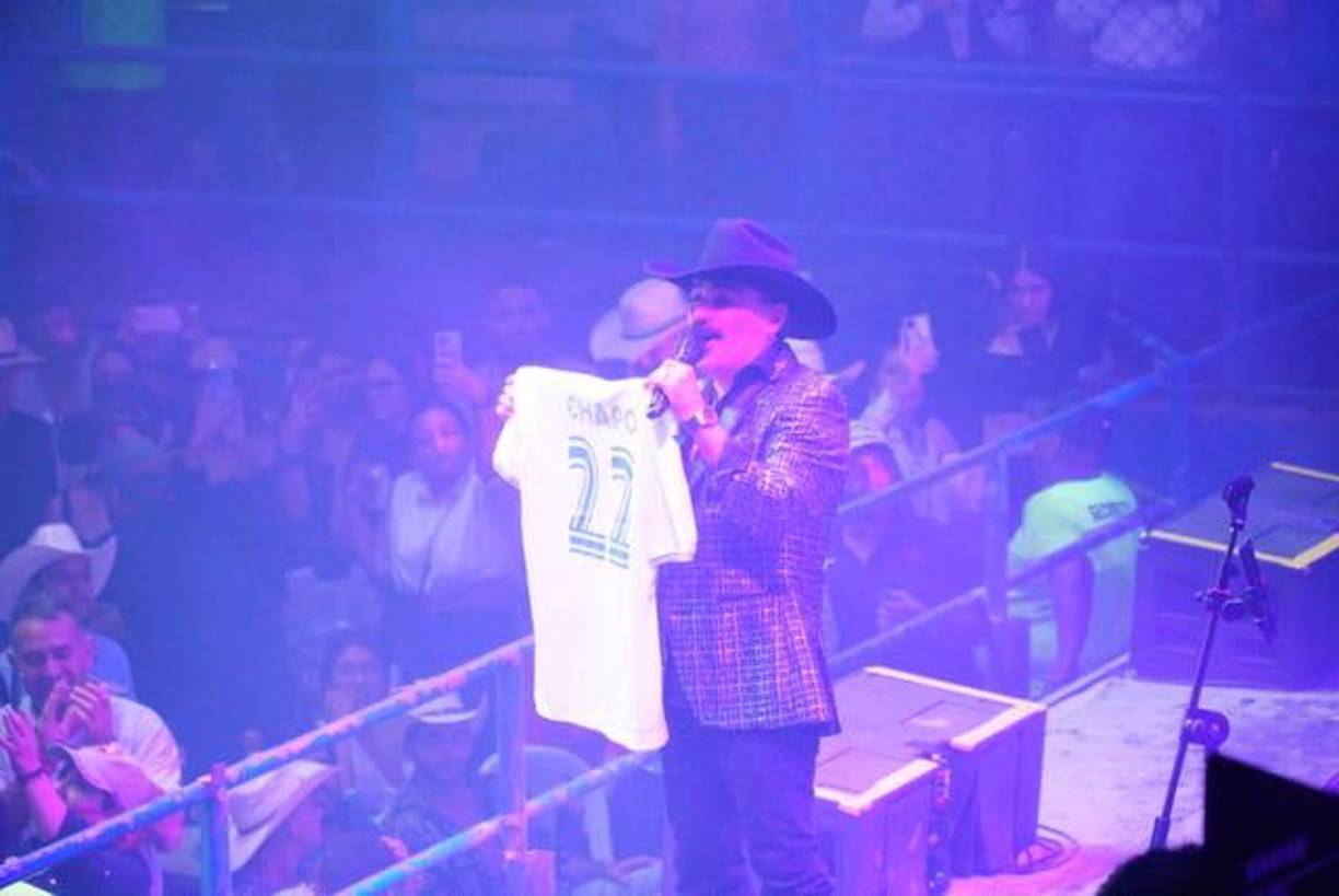 El Campo Agas vibró a más no poder ayer en horas de la noche, los sampedranos recibieron entre gritos y aplausos al cantante mexicano, luego de una súper presentación de la hondureña Banda Z. Fotografía: La Prensa / Amílcar Izaguirre
