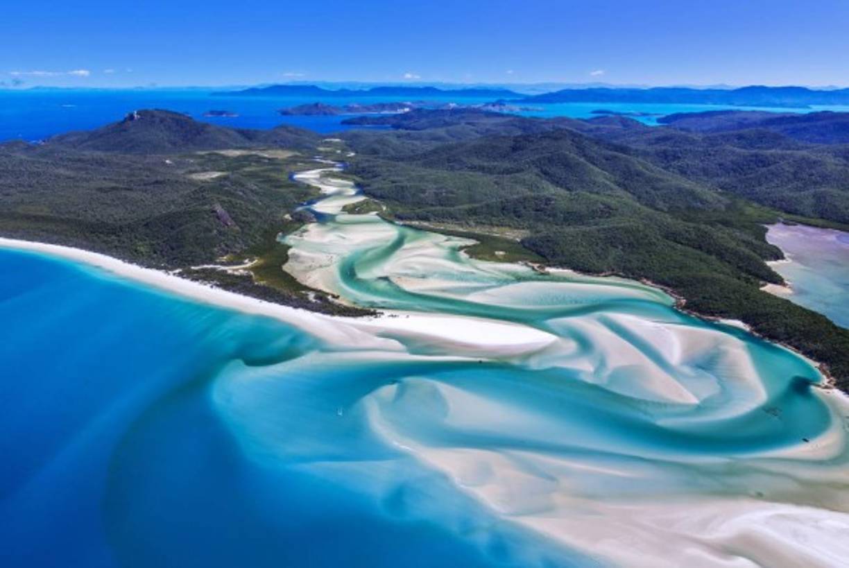 17. Whitehaven Beach, en Australia, es considerada una de las playas más bonitas del mundo por su particular forma. Varias escenas de la película Piratas del Caribe se rodaron en Whitehave.