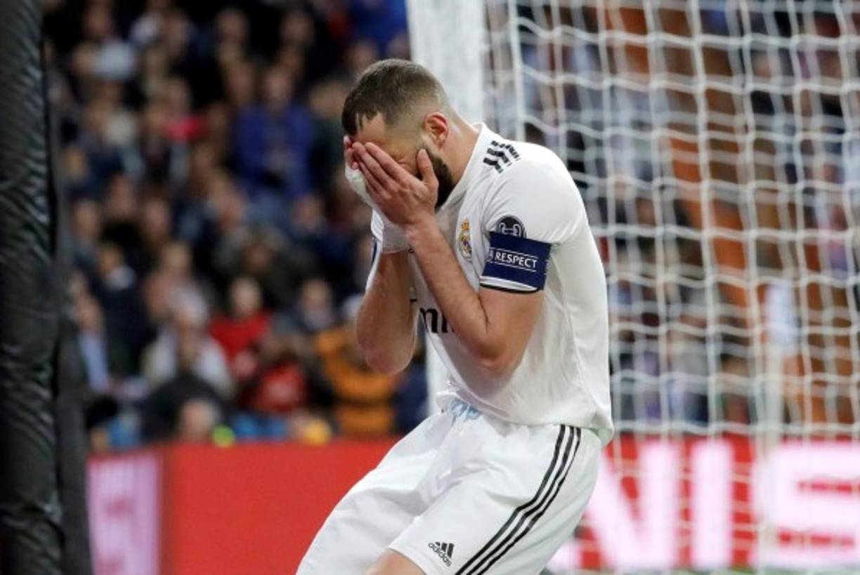 Karim Benzema lamentando una ocasión clara que tuvo de marcar.