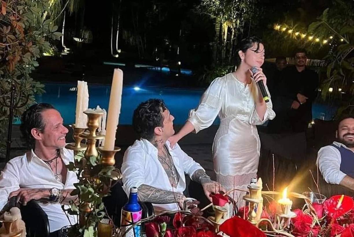 Cabe señalar que, las mismas acciones de los cantantes de mantener en privado su boda, hizo que en primeros momentos, salieran fotografías algo borrosas, donde se desconfiaba de la veracidad de las mismas, pero poco después surgieron detalles íntimos donde incluso se veía a Ángela Aguilar cantarle a su esposo Christian Nodal y familia.