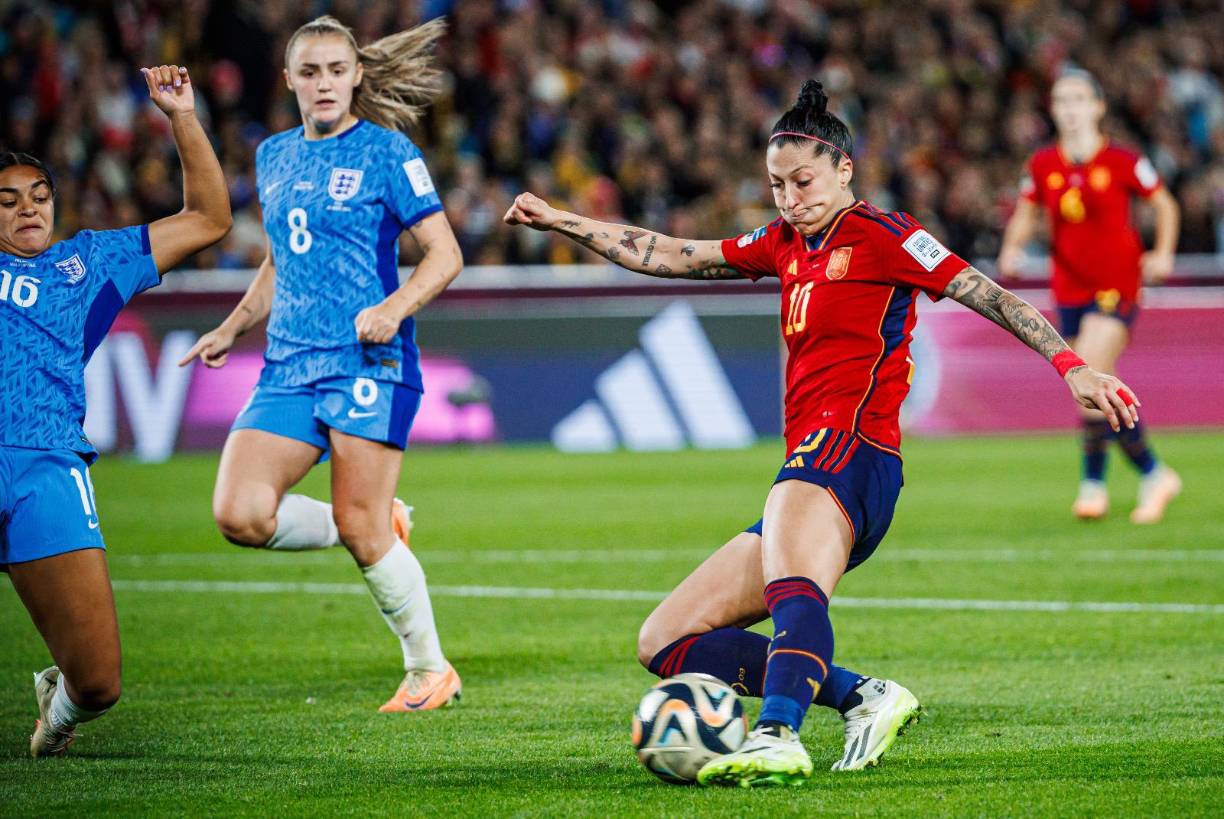 Las dos selecciones salieron con ímpetu al terreno de juego, con ligero dominio de las inglesas, que sacaron el primer remate directo en el minuto cinco, y que 10 minutos después pegaron un balón en el travesaño.