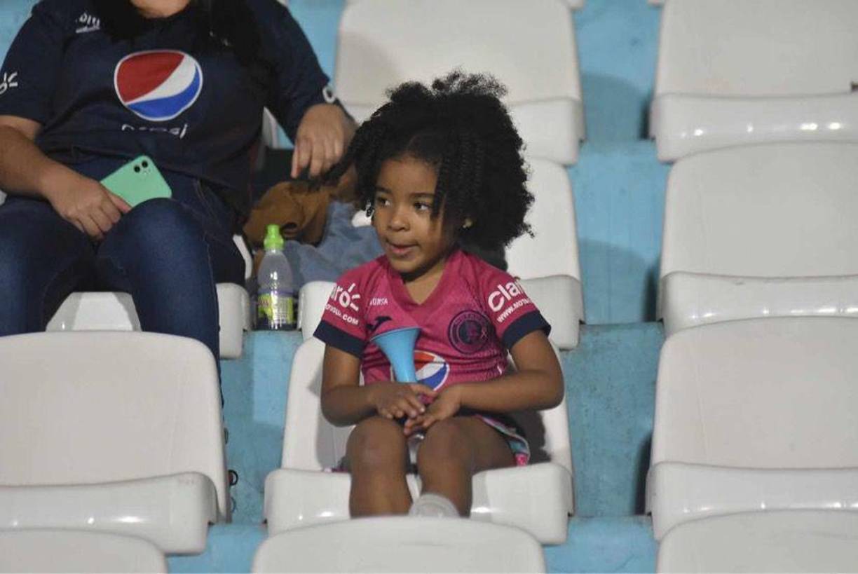 ¡Qué bella! Esta pequeña también se robó las miradas con su ternura y estilo.