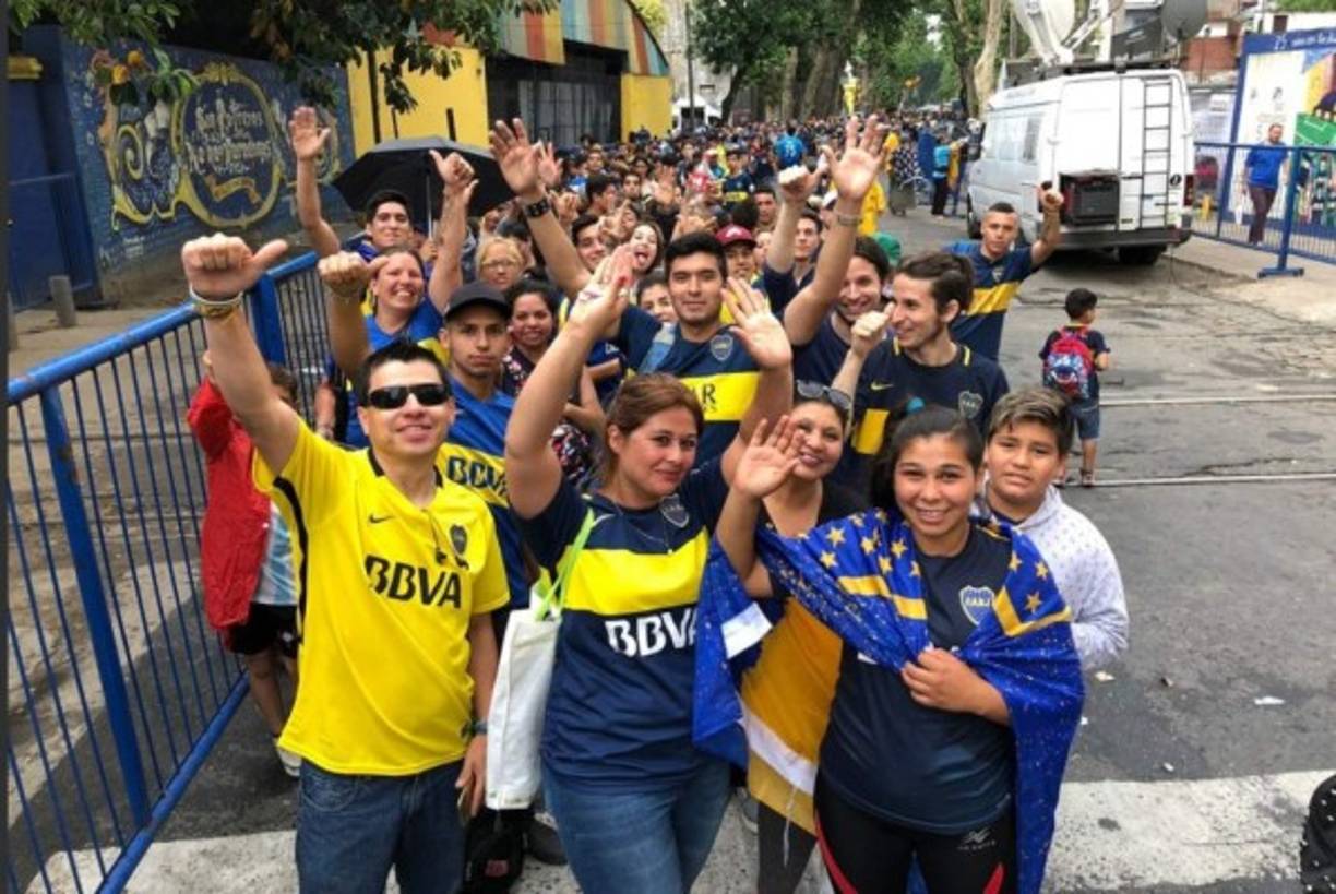Largas filas de los aficionados de Boca Juniors para entrar a La Bombonera.