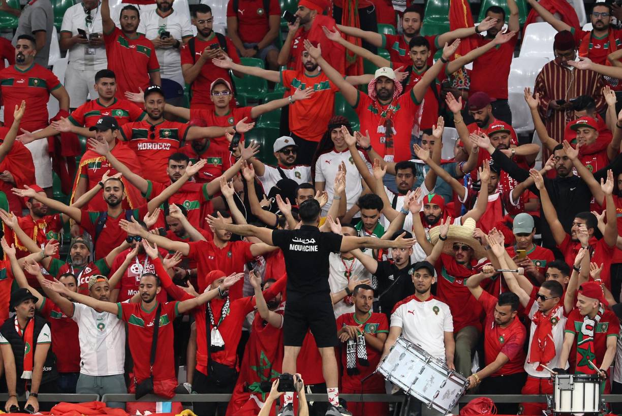 La afición de Marruecos se hizo notar sobremanera en el Education City cuando sonó el himno de su país y cuando puso en juego el balón España, equipo al que dedicaron una sonora pitada.