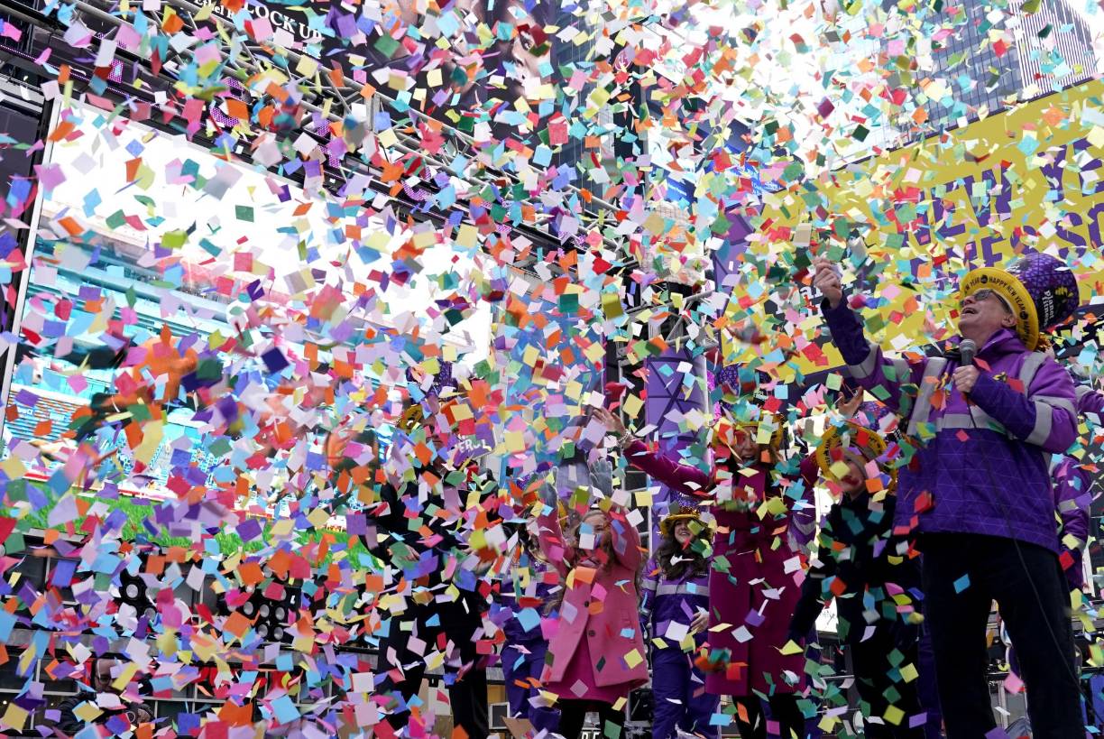 El eventos para recibir 2023 comenzará poco antes de las seis de la tarde, hora local, cuando la bola de cristales de swarovski será colocada en lo alto de un poste en One Times Square, desde donde descenderá al filo de la medianoche. Miles de personas asistirán a la celebración y millones lo seguirán por televisión.