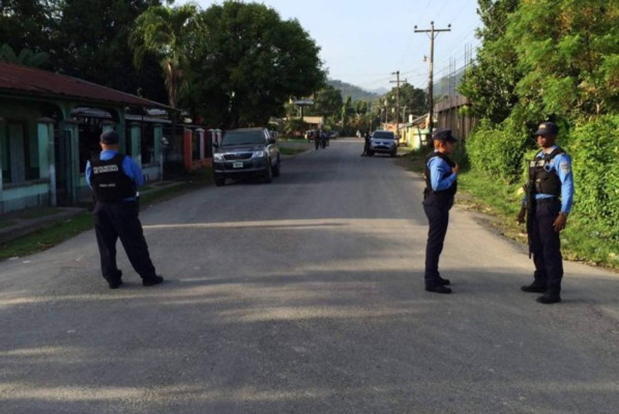 La 'Operación Sabueso' prevé 115 allanamientos simultáneos en 35 ciudades del país con el fin de ejecutar 'órdenes de captura' y buscar armas de fuego, drogas, carros robados y decomiso de madera, se limitó a informar la fuente judicial.