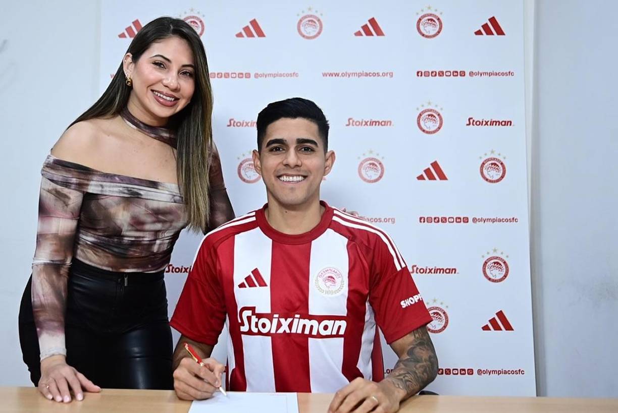 Luis Palma estuvo acompañado en la firma de contrato y en la presentación por su novia Annie Córdova.