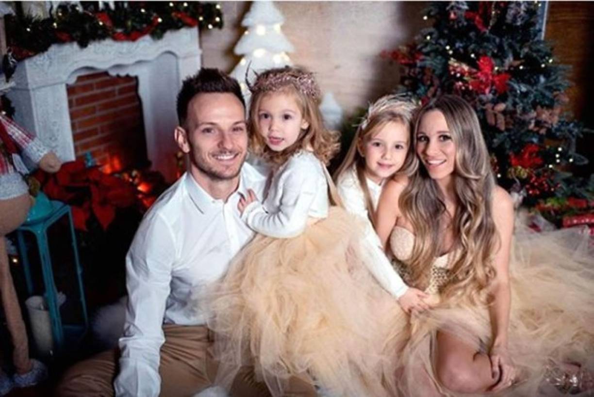Ivan Rakitic con su esposa Raquel Mauri y sus hijas.