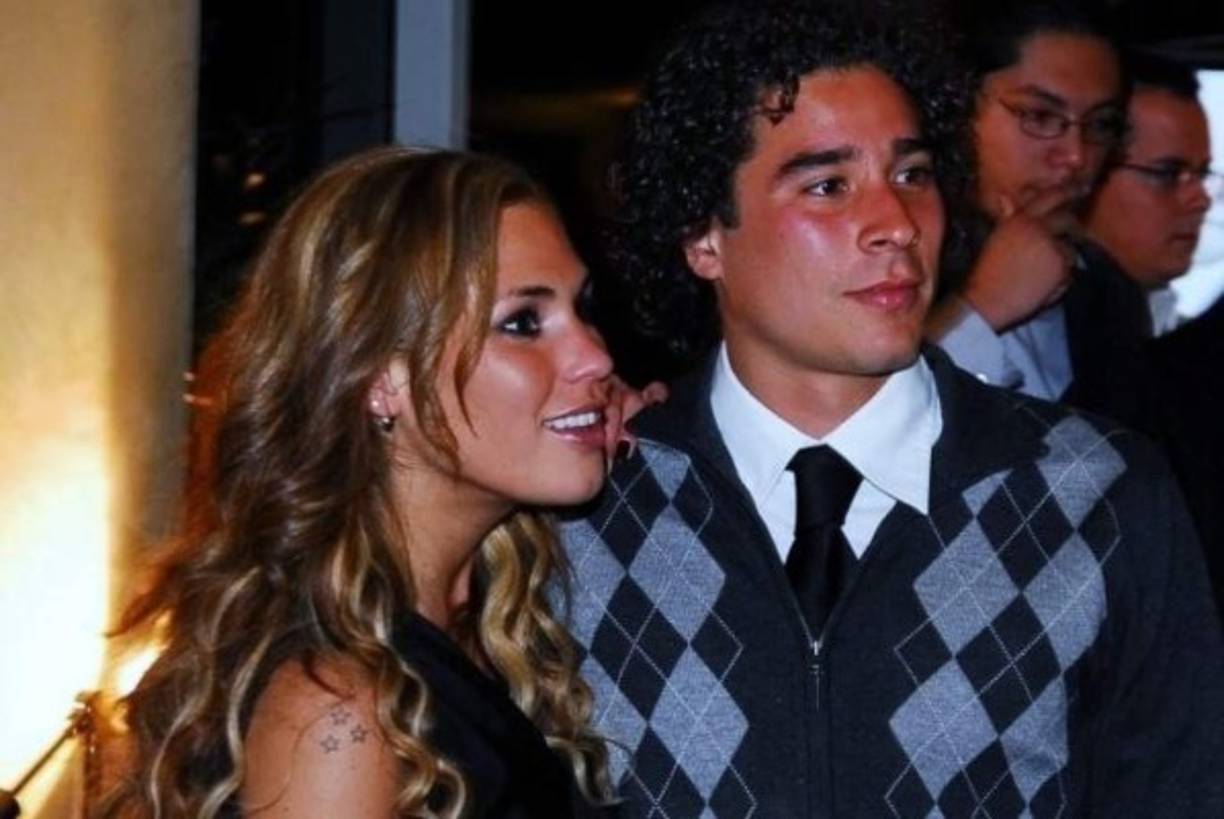 El portero mexicano Guillermo Ochoa con su chica Karla Mora.