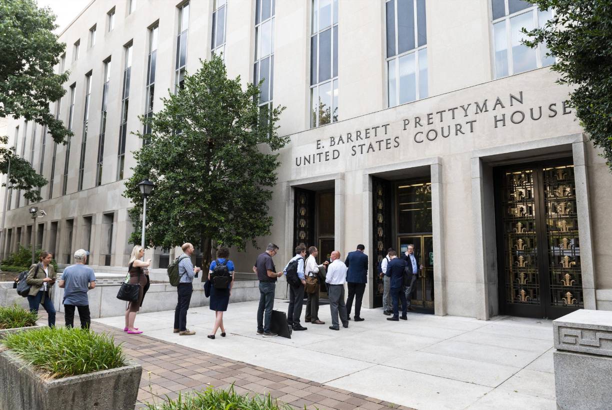 Hay una fuerte presencia de patrullas policiales, agentes con perros y se han colocado camiones para impedir el paso del tráfico en general al área, donde hay curiosos tomando imágenes con sus teléfonos móviles.