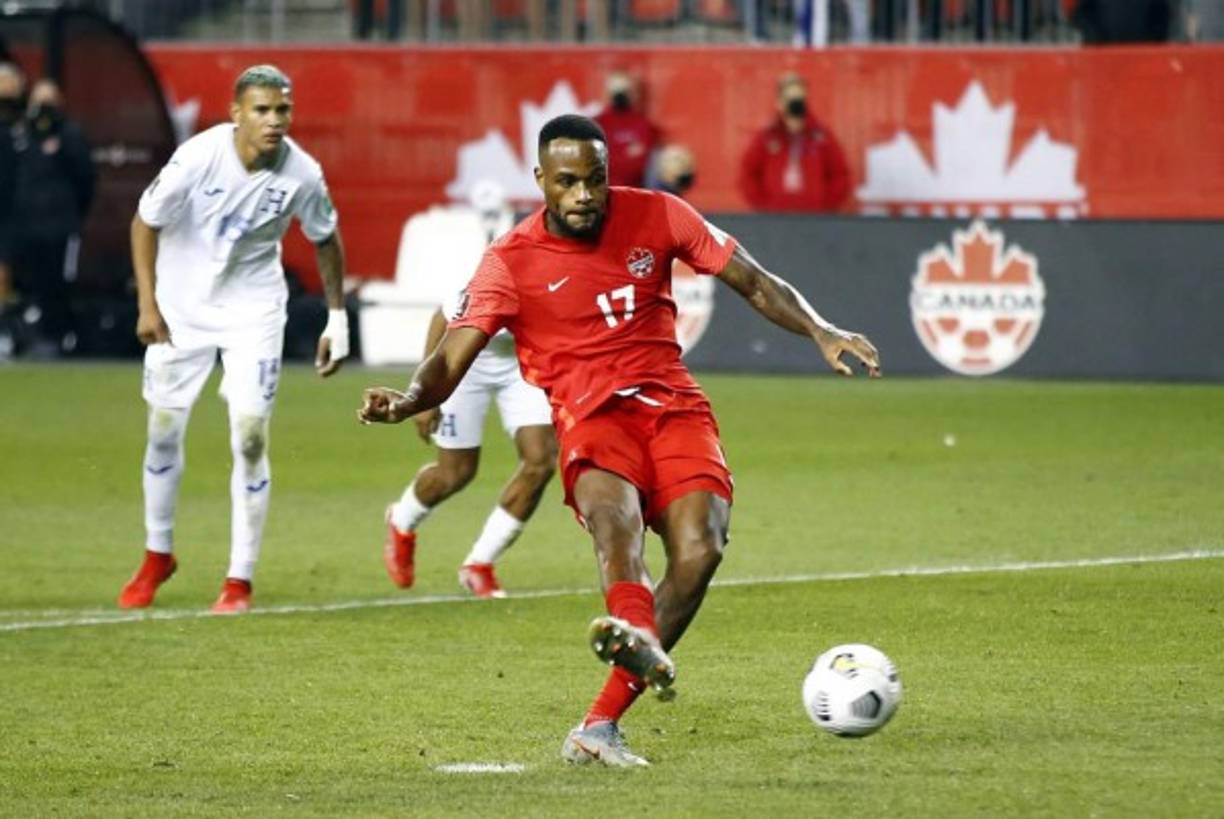 Cyle Larin lanzó el penal que dio el empate a Canadá 1-1 ante Honduras.