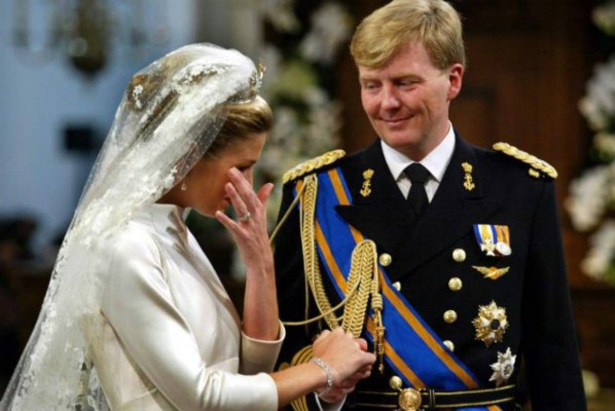 En Alemania y Holanda los enamorados usan anillos de compromiso en la mano izquierda, y después de la boda, en la mano derecha, lo cual simboliza el cambio de su estatus social.