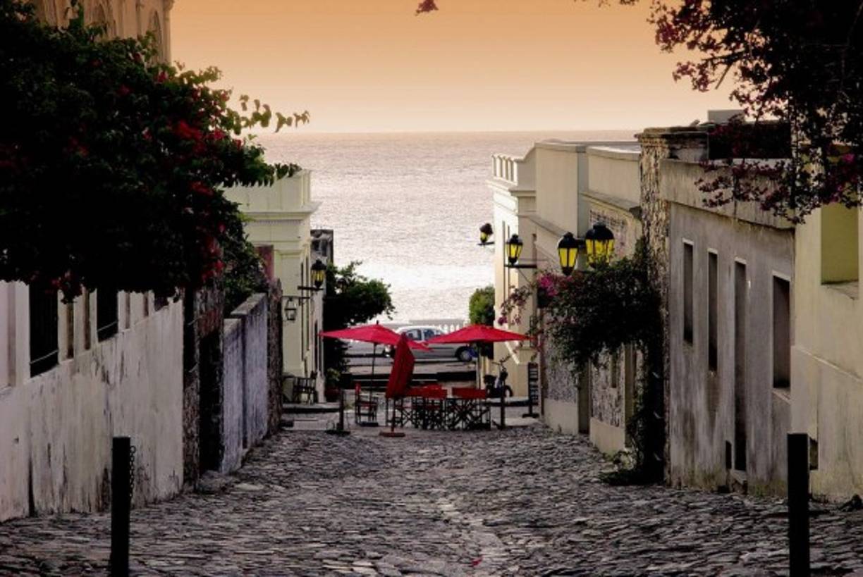 10. Colonia del Sacramento, Uruguay. Está situada en la orilla este del Río de la Platamucho más cerca de Buenos Aires que de Montevideo. La ciudad fue fundada en 1680 por el portugués Manuel Lobo.<br/><br/>