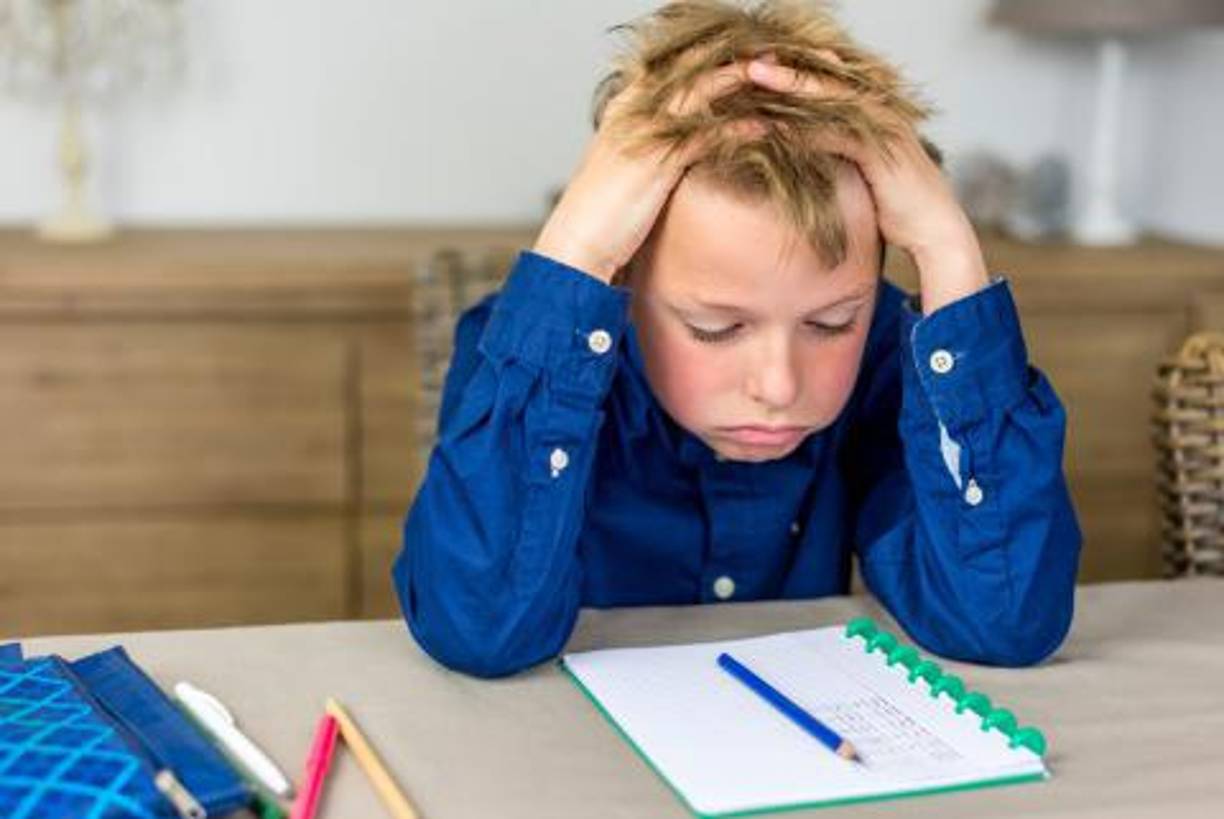 <b>2. ASPECTOS COGNITIVOS:</b>Preocupaciones constantes, pensamientos catastróficos, dificultad para concentrarse.3. Factores desencadenantes: conocer los factores que pueden desencadenar o exacerbar la ansiedad en niños y jóvenes es crucial para gestionarla de manera efectiva. Estos factores pueden incluir: A. Cambios en la vida: Mudanzas, cambios de escuela, divorcio de los padres. B. Presión académica: Expectativas de rendimiento, miedo al fracaso, exámenes.