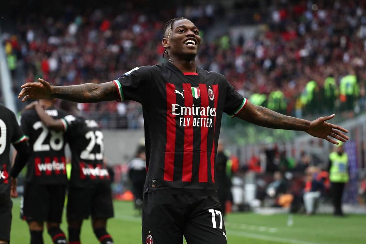 Rafael Leão - Según la información publicada por Fabrizio Romano, el delantero portugués portará el dorsal número 10 del AC Milan la próxima temporada. La decisión de que el goleador cambie de número se tomó una vez firmado el nuevo contrato.