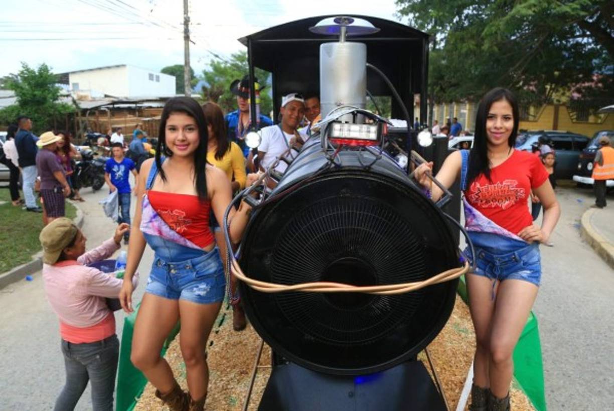 Bellas jovencitas engalanaron el desfile de carrozas.