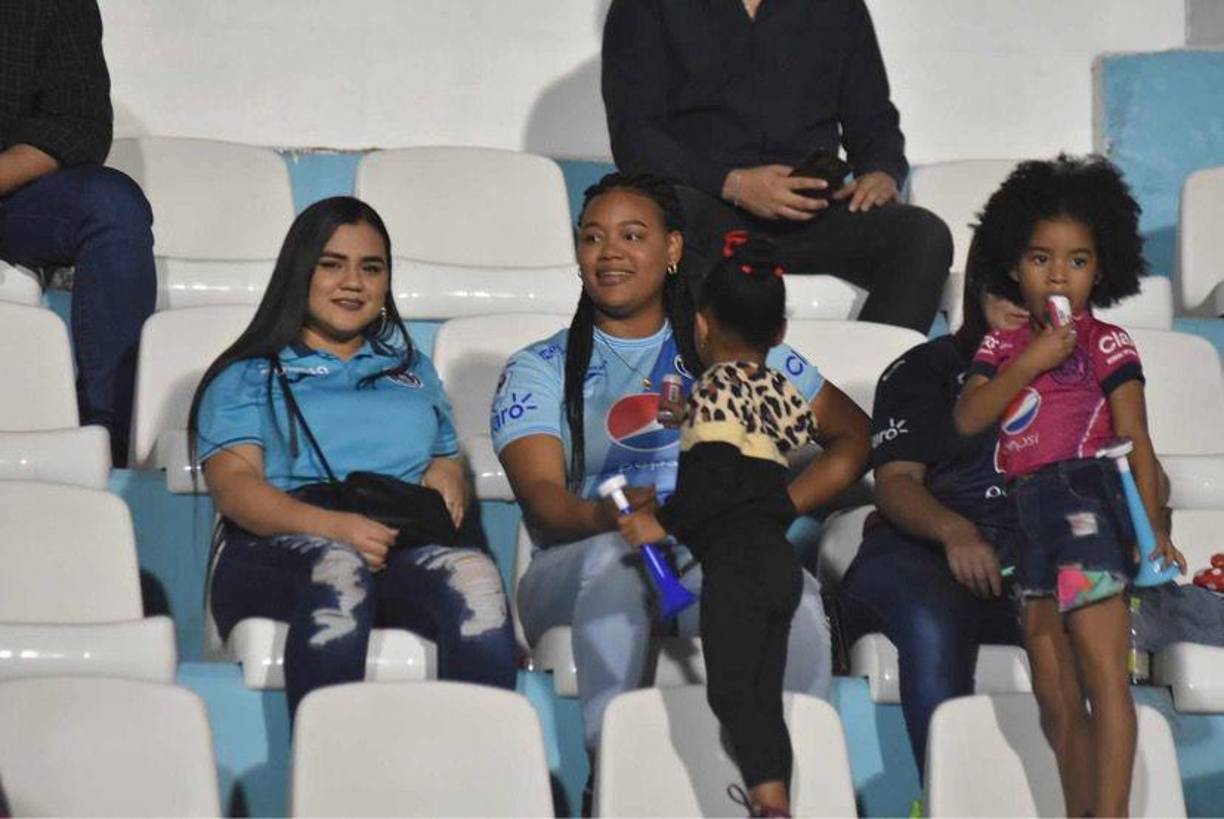 Copa Centroamericana: Ambientazo y lindas chicas en el Motagua-CAI