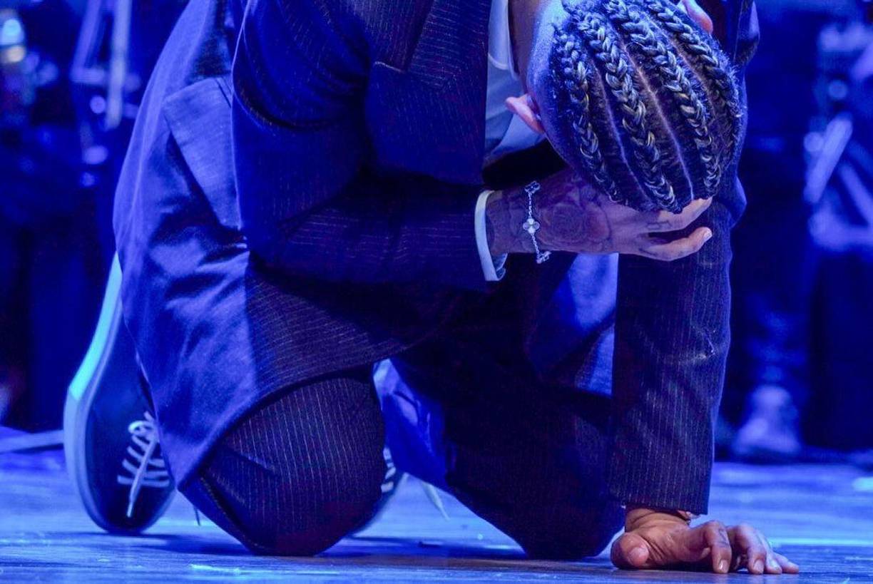 En una de ellas aparece arrodillado, con el rostro contra el suelo.