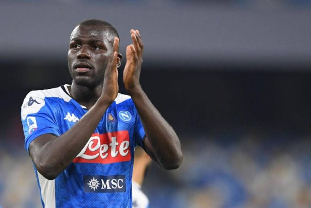 Koulibaly podría haber cerrado su fichaje por el Manchester United. El Daily Star informa que el central senegalés llegaría al conjunto inglés en este verano. El Nápoles podría percibir una cifra superior a los 60 millones de euros.<br/>