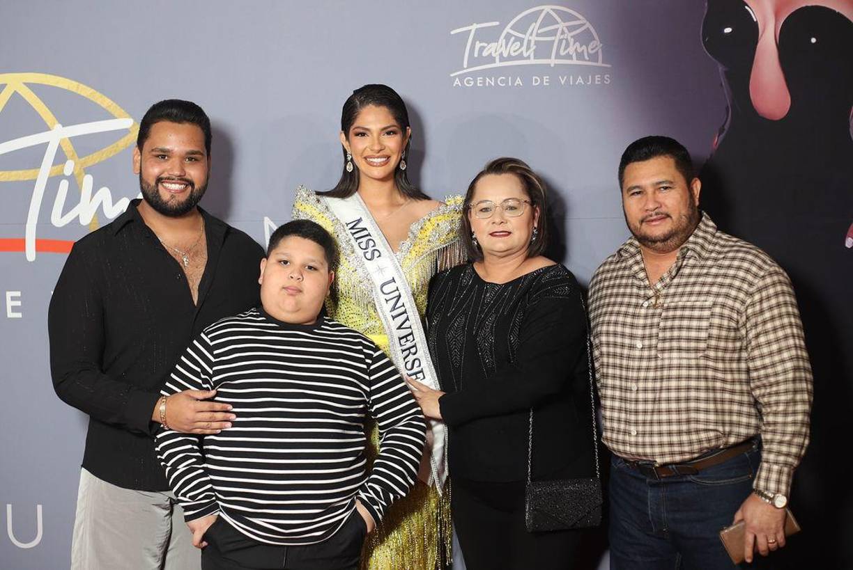 En este evento tan especial, Sheynnis estuvo acompañada por su familia, quienes viajaron a México para apoyarla en sus últimos días como Miss Universo. “Tener a mi familia aquí conmigo es un regalo invaluable. Ellos han sido mi pilar durante todo este viaje”, compartió.