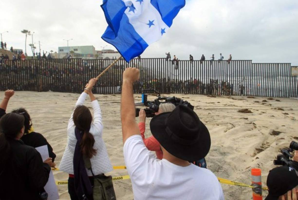 Al llegar a la frontera, varios migrantes cantaron el himno nacional de Honduras.