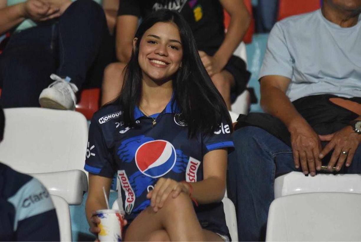 ¡Una belleza! Esta hermosa aficionada se robó la atención en el Estadio Nacional.