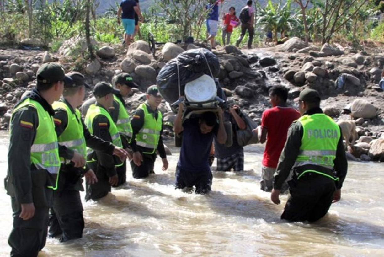 A los deportados se añaden, según la OCHA, una estimación de 4.260 colombianos 'retornados de forma espontánea' por la situación en cinco localidades venezolanas limítrofes con Colombia en las que Maduro declaró estado de excepción para combatir el contrabando y a supuestos paramilitares.