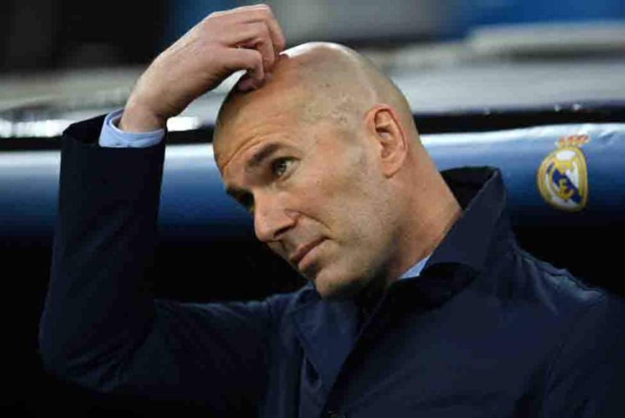 Jarro de agua fría para el Real Madrid: Zinedine Zidane, leyenda blanca como jugador y entrenador, anunció este jueves que abandona el club tras entrar en los libros de historia al ganar tres Ligas de Campeones consecutivas. Por sorpresa, cuando el club merengue todavía saboreaba el triunfo del sábado por 3-1 contra el Liverpool, Zidane convocó repentinamente a la prensa y anunció: 'Tomé la decisión de no seguir'.