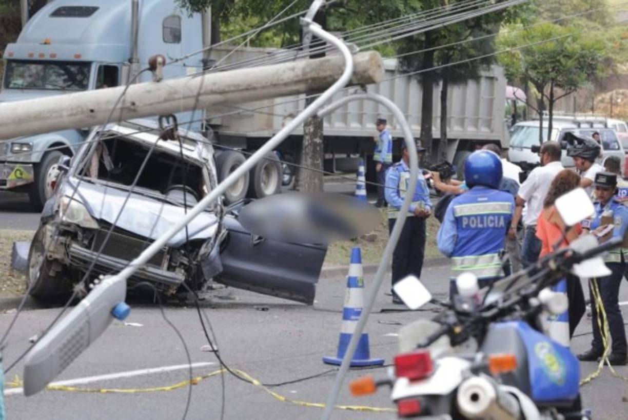 Después de ocrrido el hecho, varias personas se acercaron al carro para socorrer a Ángel Eduardo Ramos Baires, sin embargo las heridas que tenía eran de gravedad; minutos después falleció.