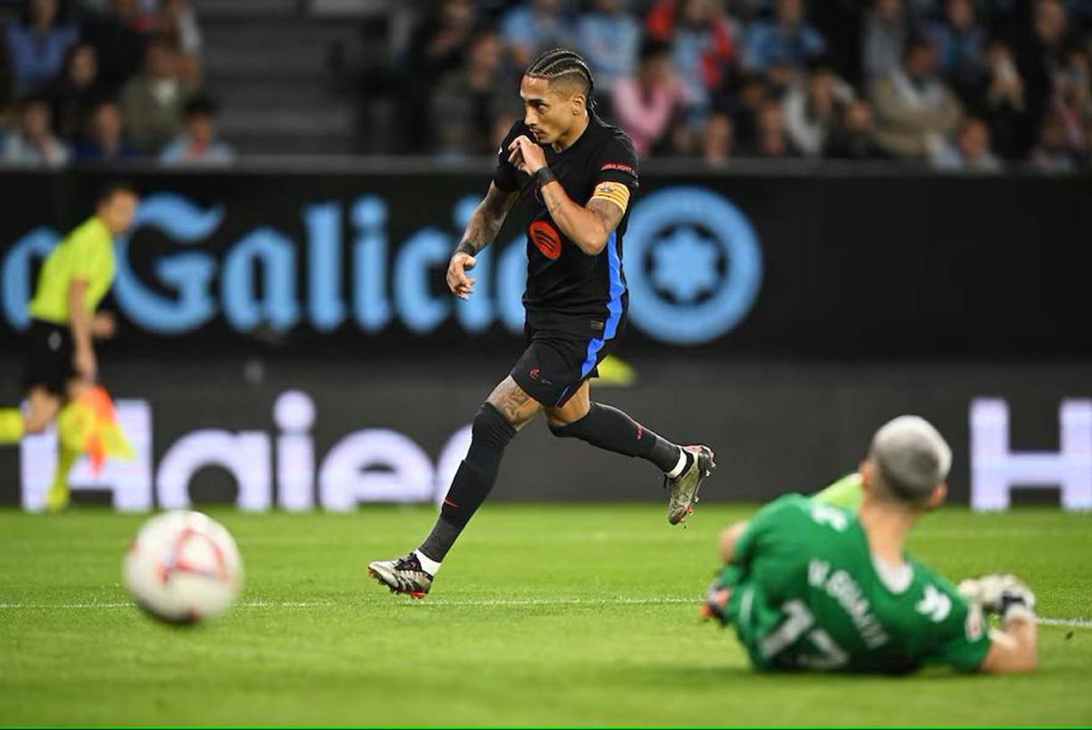 La celebración de Raphinha tras su marcar su gol que puso a ganar al Barcelona contra el Celta de Vigo.