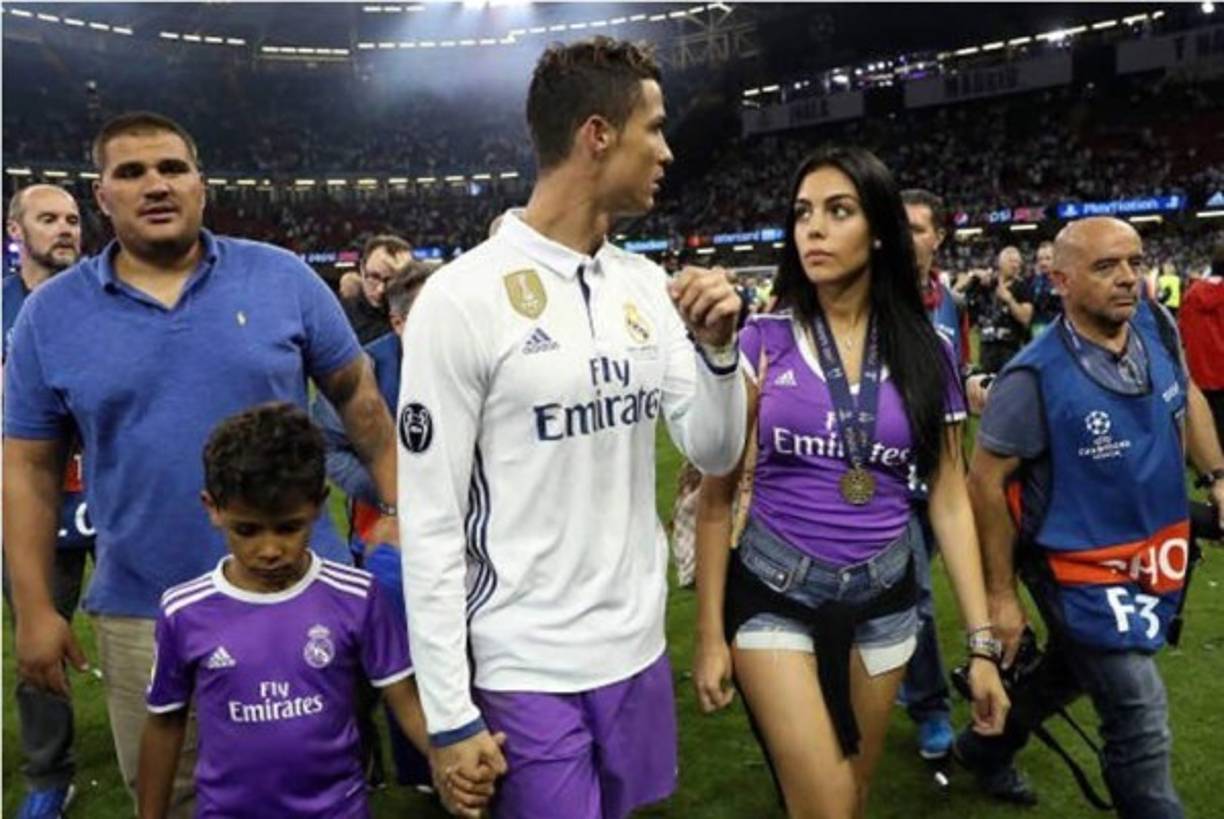 Cristiano ROnaldo le dio la medalla de campeón a Georgina Rodríguez.
