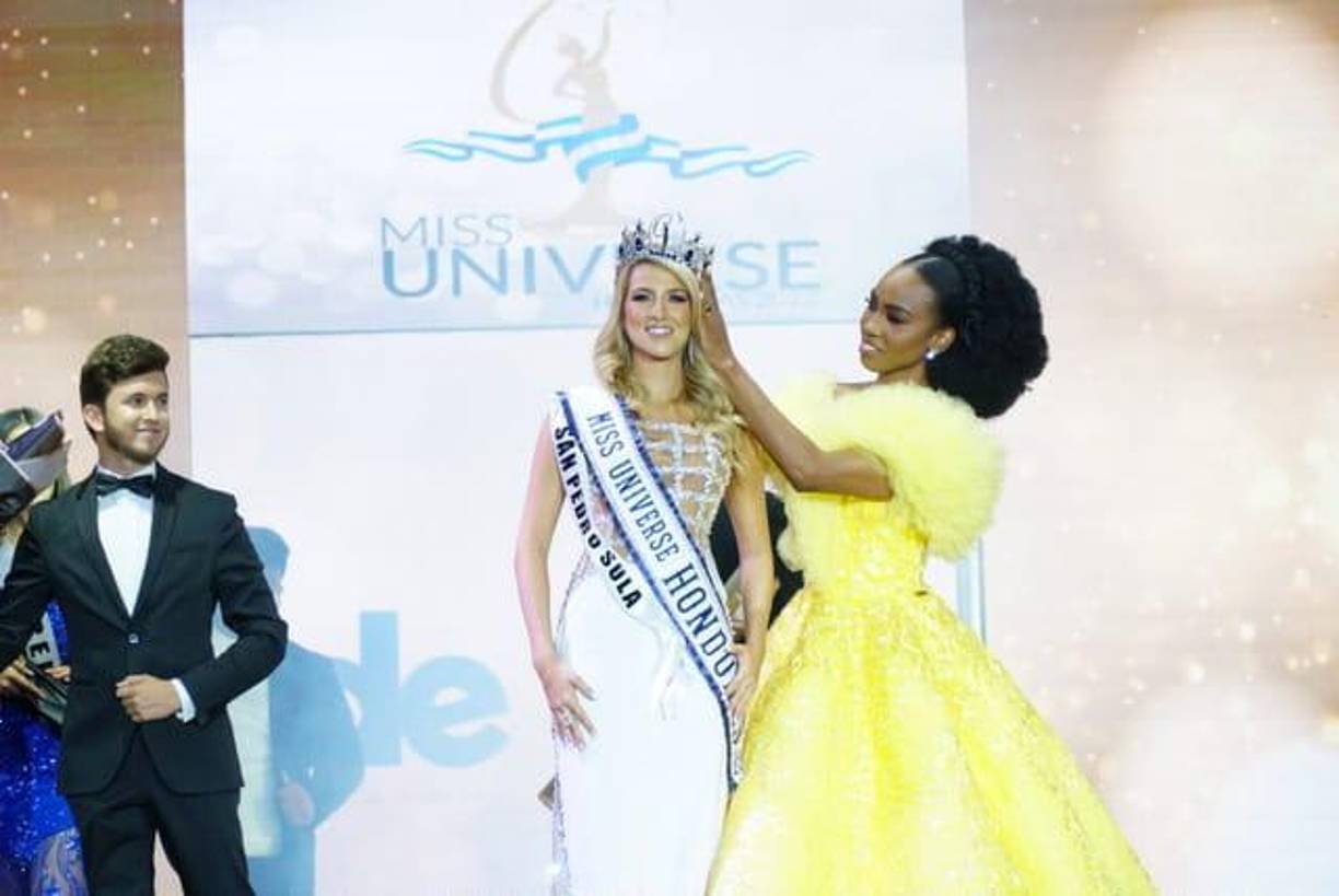 Rebeca Rodríguez, de San Pedro Sula, mientras es coronada.