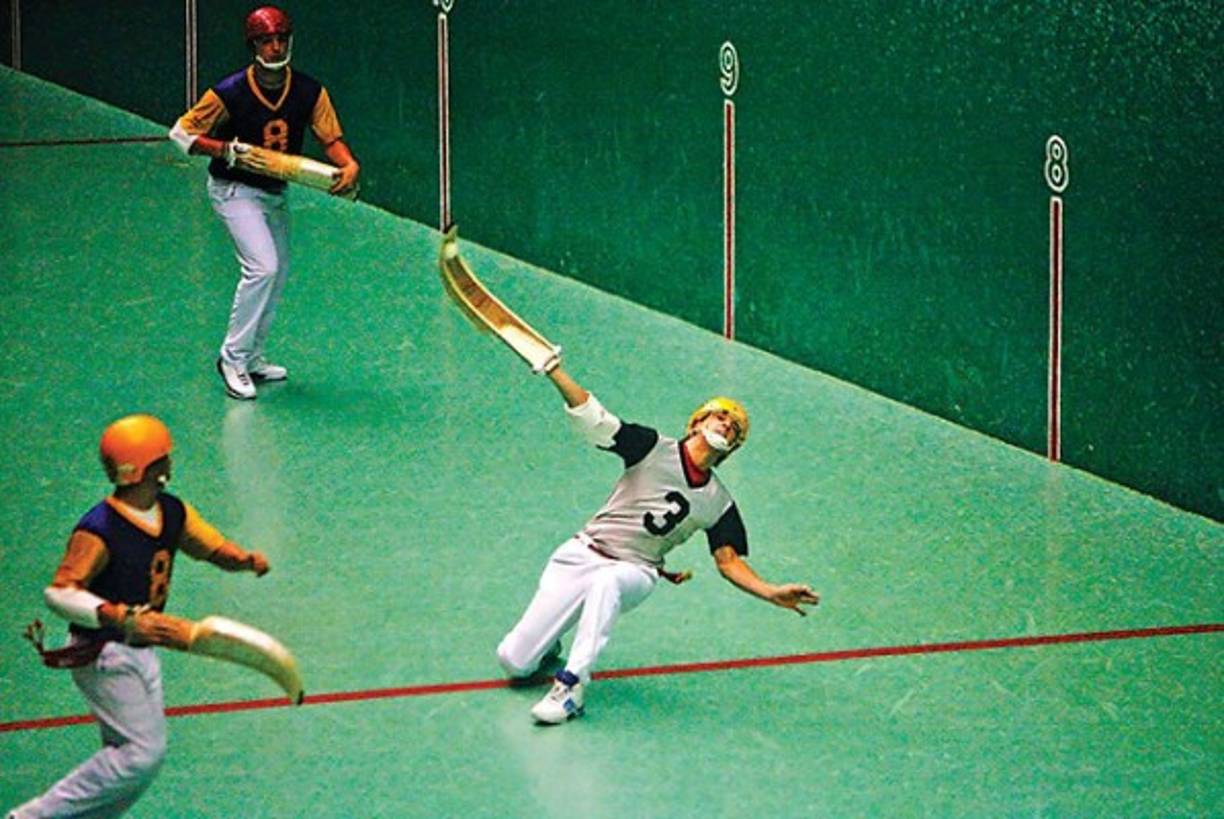 JAI ALAI<br/>Es una versión más extrema de squash combinado con pelota vasca. Una de las ligas más famosas se encuentra en Miami (Florida, EUA) donde se lanza una pelota para hacerla rebotar contra un muro a velocidades de hasta ¡300 kilómetros por hora! Hay que tener una gran habilidad para atrapar la pelota con unos enormes y curvados 'guantes' o bien para evitar recibir un pelotazo a esas velocidades de miedo.