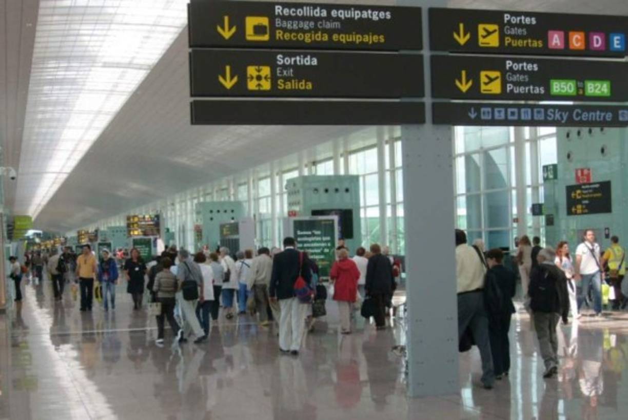 La Policía Nacional ha detenido a un ciudadano hondureño acusado de introducir ilegalmente en España a varios compatriotas simulando viajes de turismo. El detenido y su hermano, que aún no ha sido localizado, organizaban viajes turísticos para grupos y, una vez en España, los supuestos viajeros no regresaban a Honduras, según informa hoy la Dirección General de la Policía en un comunicado.