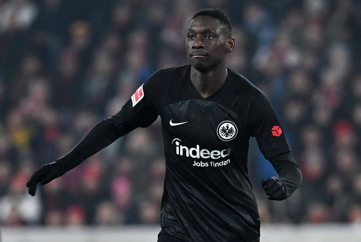 El Tottenham se ha lanzado en el mercado a buscar un posible sustituto ideal de Harry Kane por su el delantero ficha con el Bayern Múnich. Al parecer, Randal Kolo Muani podría ser el elegido. El delantero francés del Eintracht de Frankfurt ha sido tasado por el propio club de la Premier League en 70 millones de euros y no tienen pensado ofrecer más de dicha cantidad.