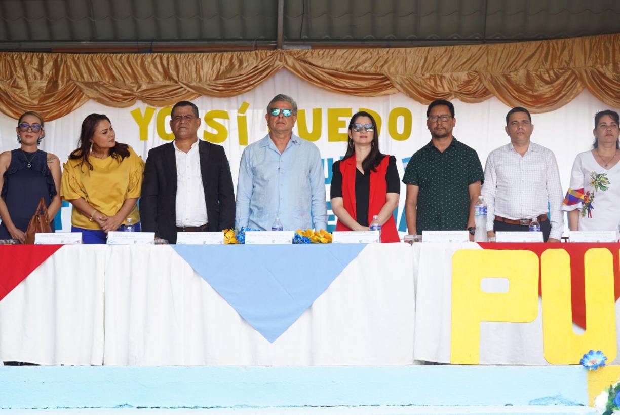 Las autoridades educativas y municipales enorgullecidos dedicaron palabras de motivación a la decena de estudiantes y personas para que sigan aprendiendo en las áreas de Español y Matemáticas.