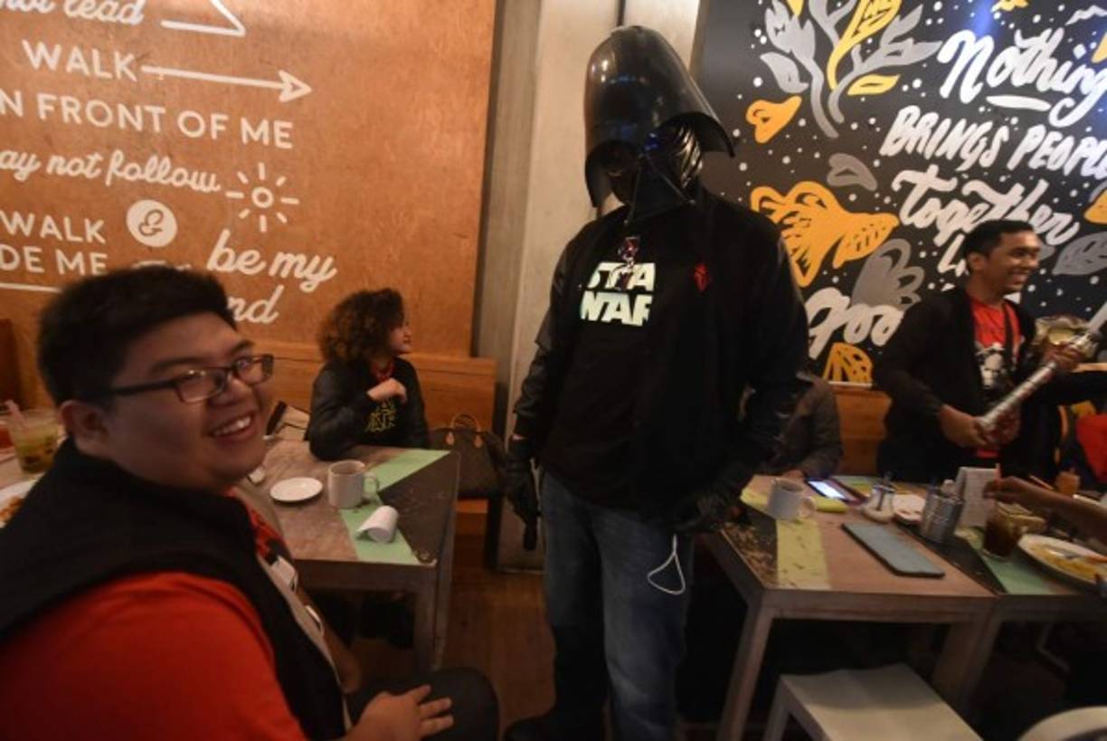 El malvado Darth Vader se mezcla con los comensales en una cafetería de Yakarta, Indonesia.