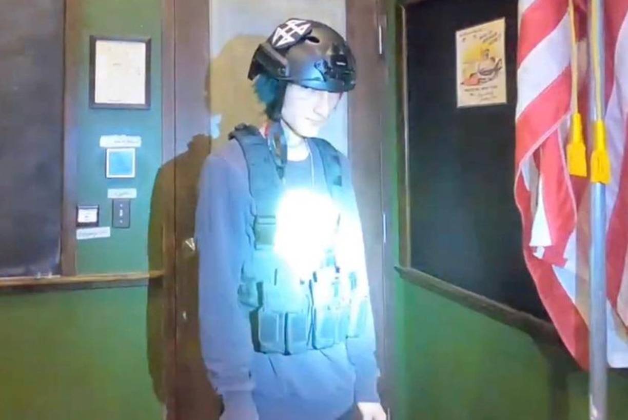 El joven afirmaba ser rapero y colgaba numerosos mensajes y videos en redes sociales, entre ellos uno en el que escenifica un tiroteo en un colegio y otro en el que simula su propia muerte en una confrontación con la Policía.