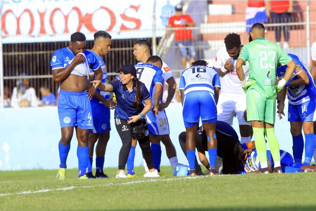 Los jugadores de ambos equipos se preocuparon por la salud de José David Velásquez Colón, mientras la chica del cuerpo médico el Victoria pedía algo a sus compañeros.