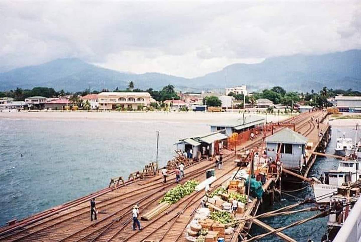 Imagen de los años 80 cuando todavía se cargaban los barcos de bananos para la exportación en el muelle fiscal, hoy remodelado como un paseo turístico. 