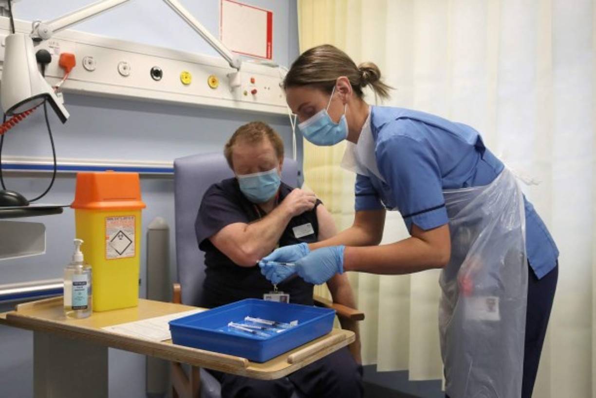 El día más esperado del 2020 llegó este martes cuando el Reino Unido empezó a vacunar a su población contra el covid-19, una alentadora medida que otros países esperan imitar pronto para atajar una pandemia que sigue avanzando por todo el mundo.