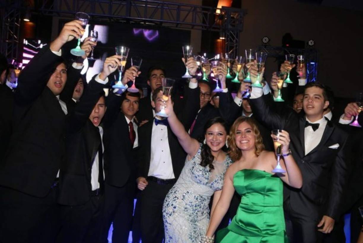 Los jóvenes brindaron por los éxitos venideros en su nueva etapa como universitarios.