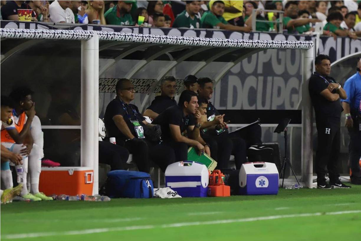 Diego Vázquez mejor se fue a sentar a su banquillo tras el cuarto gol de los mexicanos. Estaba abatido.