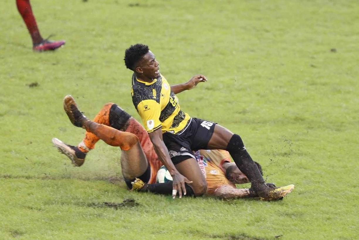 Dixon Ramírez intentó superar a Francisco ‘Panchi’ Reyes, portero de la Real Sociedad, y protagonizaron este encontronazo.